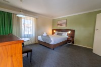 Treat yourself to a spacious, well appointed Executive room. Features FREE Wireless Internet, FREE Foxtel, FREE Movie Channels, HD LCD TV, Mini Bar, Air-conditioning, Table & Chairs, Work Desk, Non Smoking. Katherine Station restaurant is open daily.